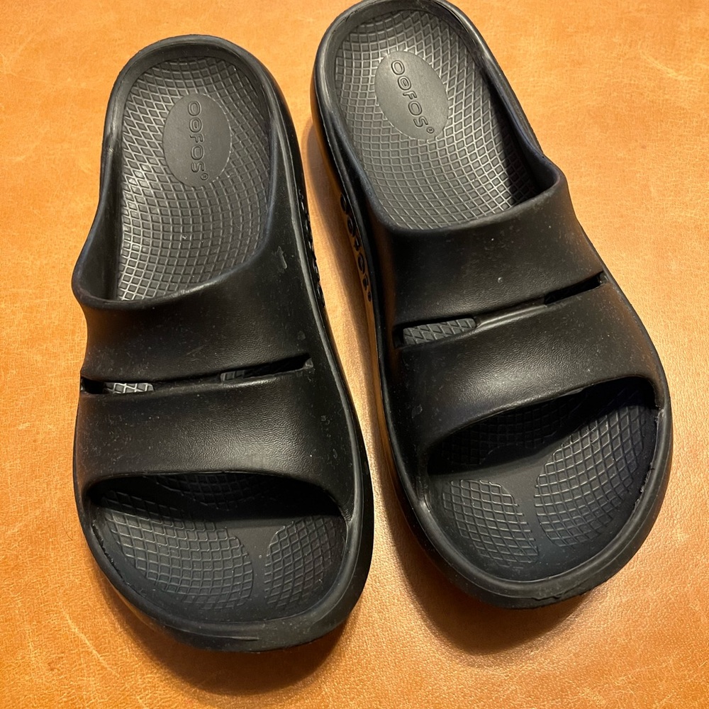 OOFOS Black Comfort Slides